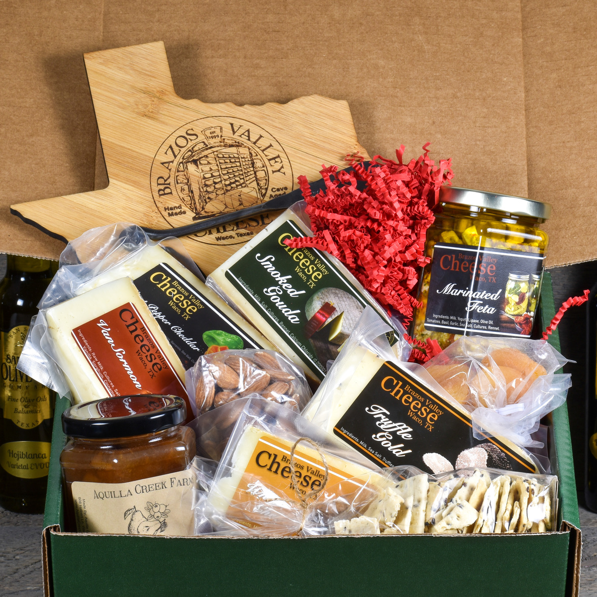 deluxe-gift-box-0906 Deluxe cheese gift box with Texas cutting board and hand-forged knife